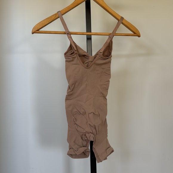 SKIMS bodysuit shapewear XS - Picture 2 of 3